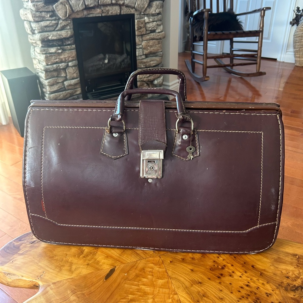 Amazing Vintage  Burgundy Leather Doctor Travel Bag❤️